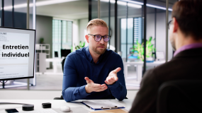 personnes en face à face pour un entretien individuel entre manager et salarié dans un bureau